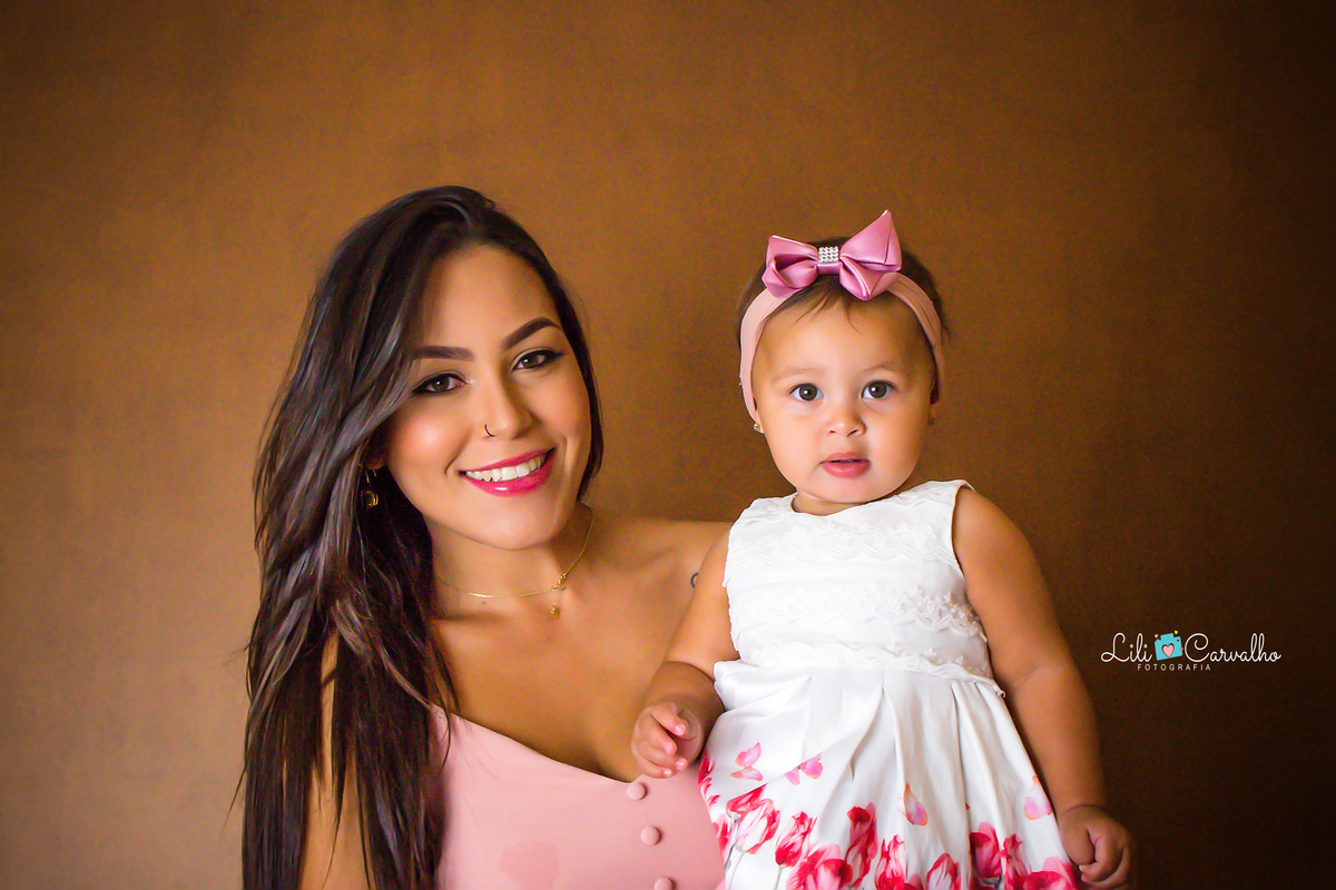 fotografia  de mãe e filha no estudio em Maringá 