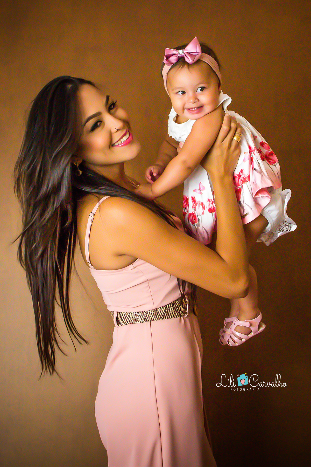 fotografia  de mãe e filha no estudio em Maringá  de rosa 