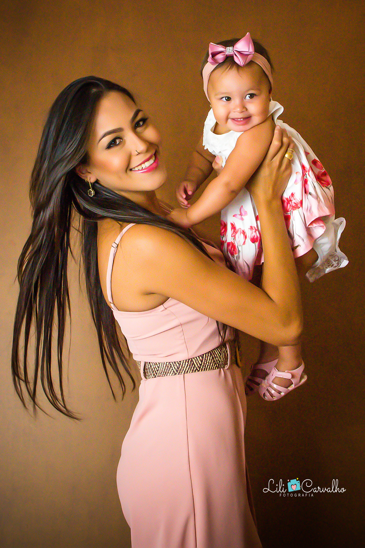 fotografia  de mãe e filha no estudio em Maringá  sorriso 