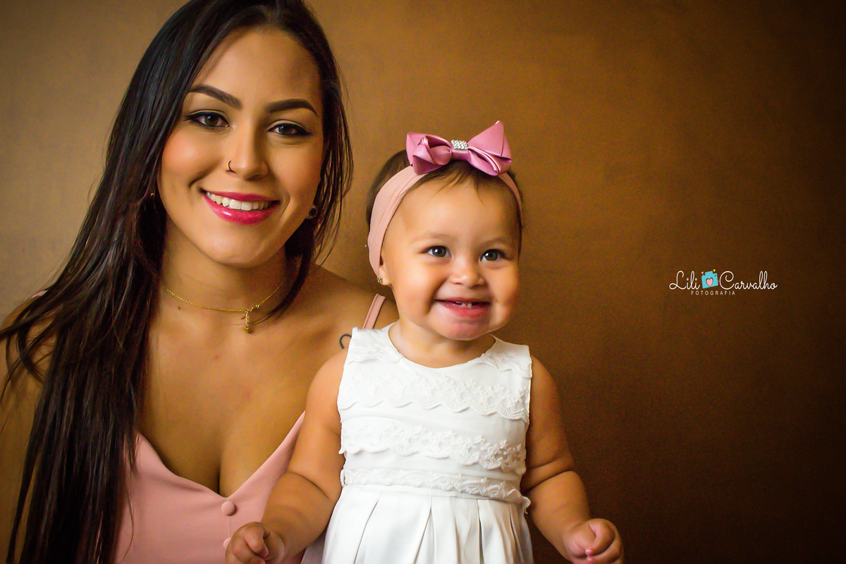 fotografia  de mãe e filha no estudio em Maringá  simpaticas 