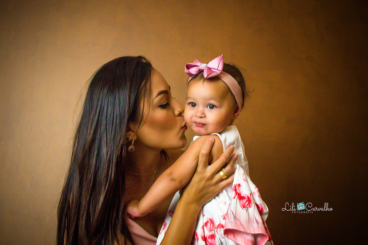 fotografia  de mãe e filha no estudio em Maringá  beijo 
