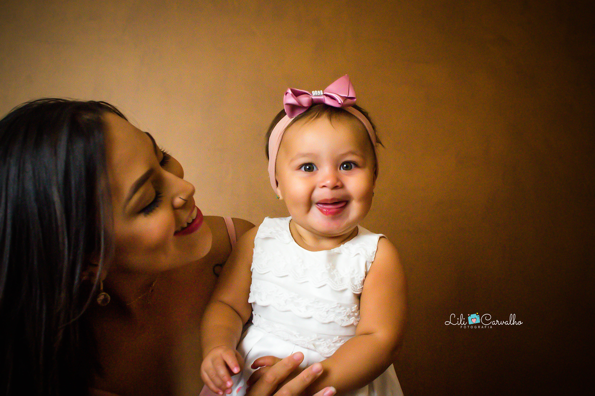 fotografia  de mãe e filha no estudio em Maringá  fazendo careta 