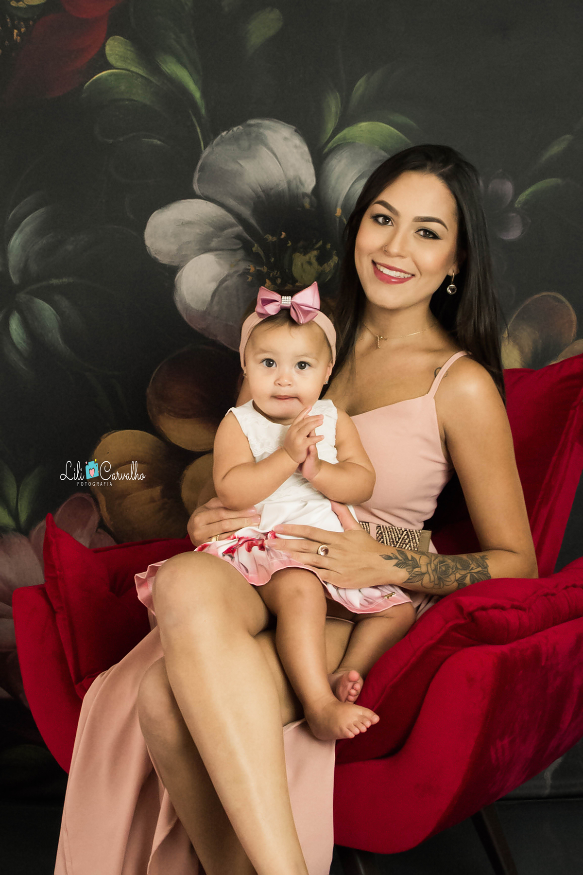 fotografia  de mãe e filha no estudio em Maringá  sentada na poltrona 