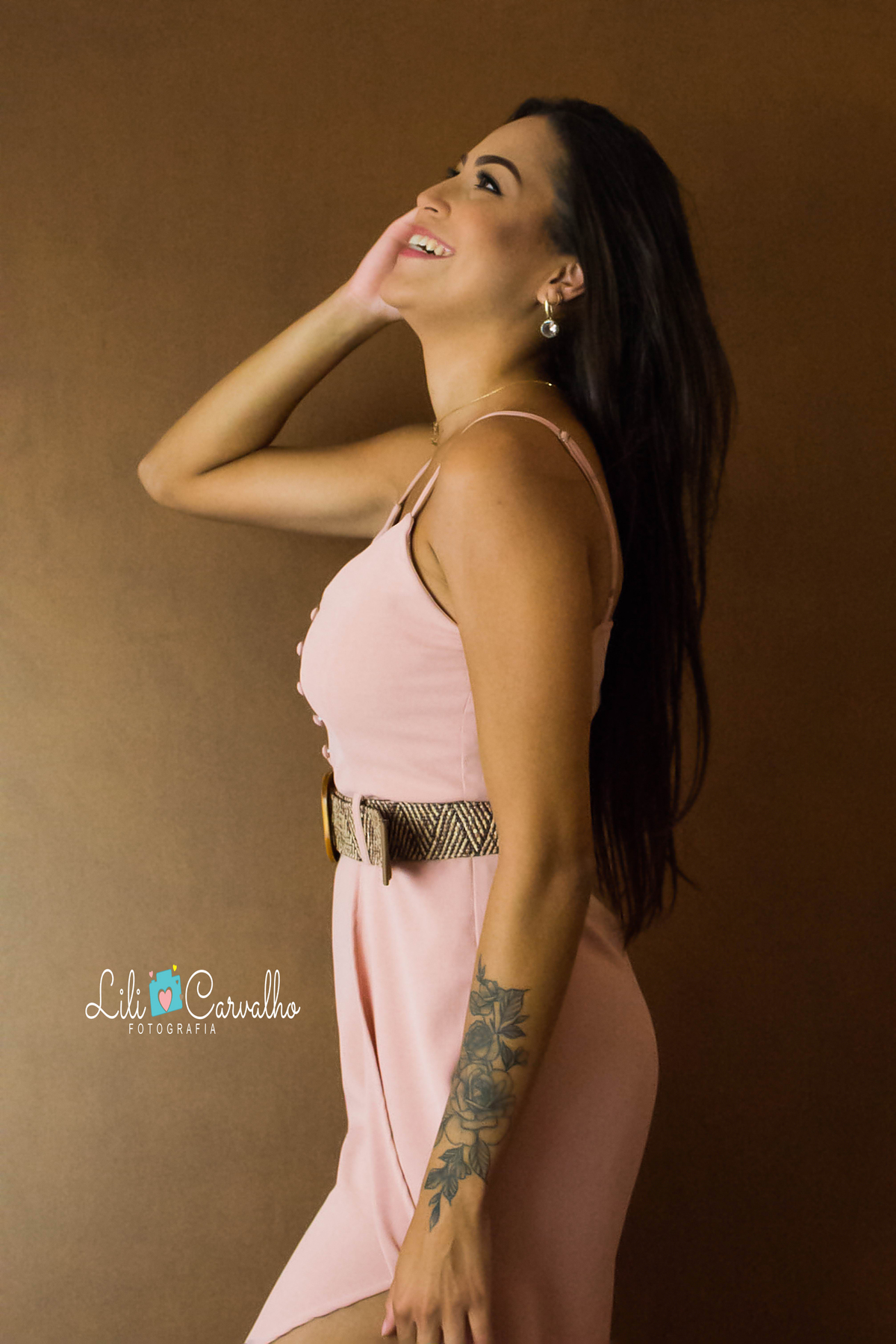 fotografia  de mãe e filha no estudio em Maringá  mae fazendo pose 