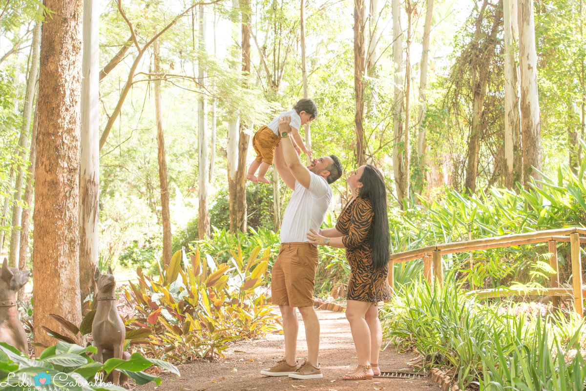 fotografia de familia no Eden Garden em Maringá  papais e filho 