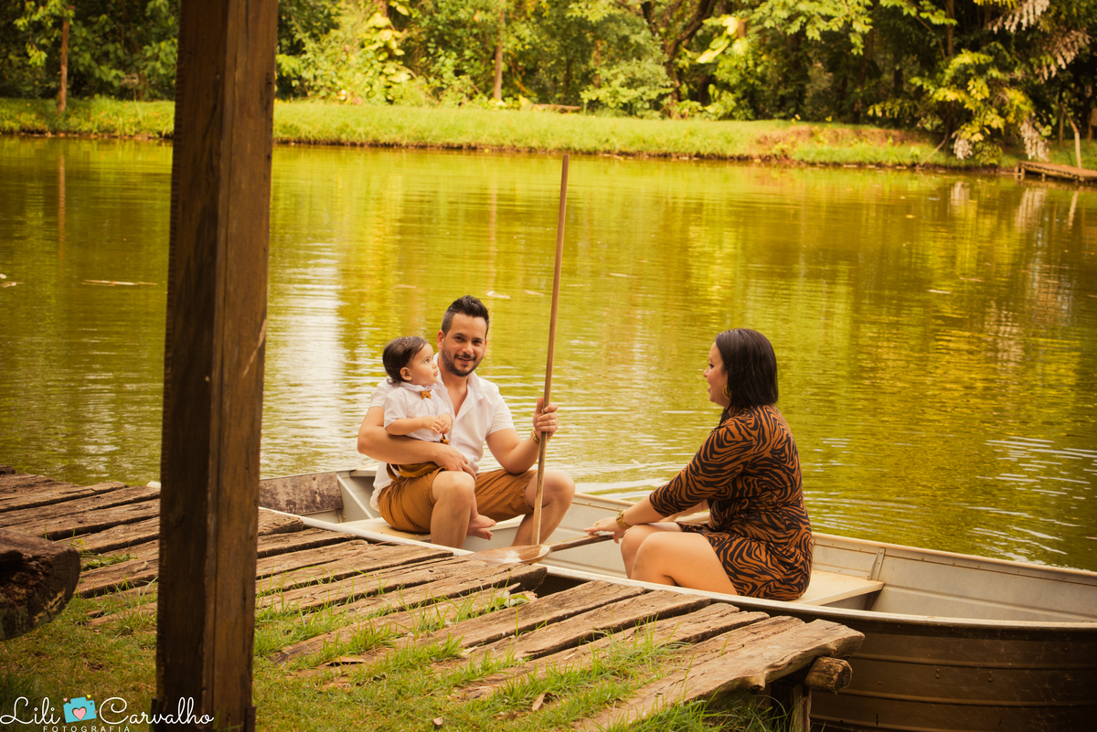 fotografia de familia no Eden Garden em Maringá  lago com a familia 