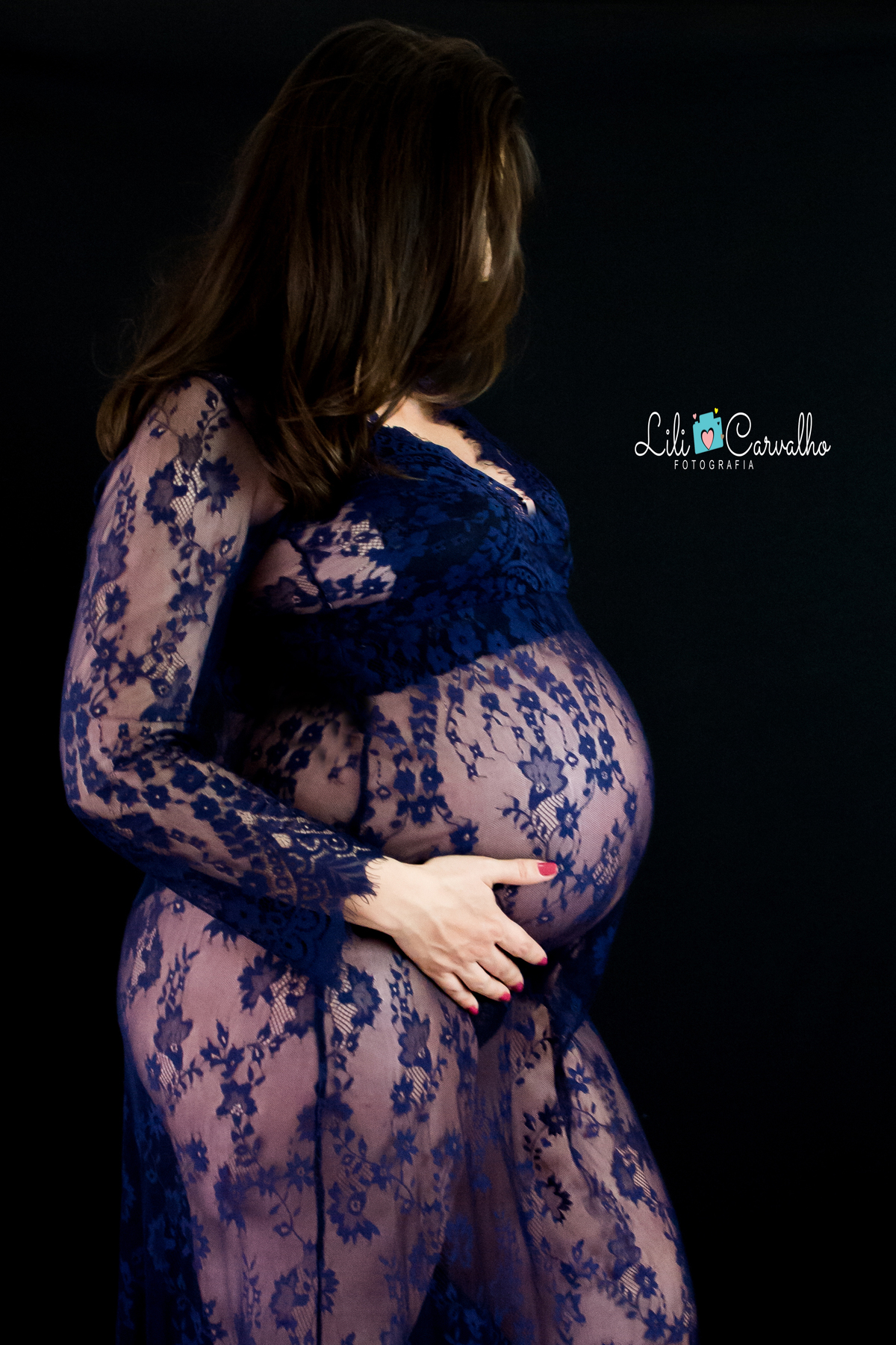 fotografia gestante no parque do Ingá, Maringá vestido azul de renda, lateral