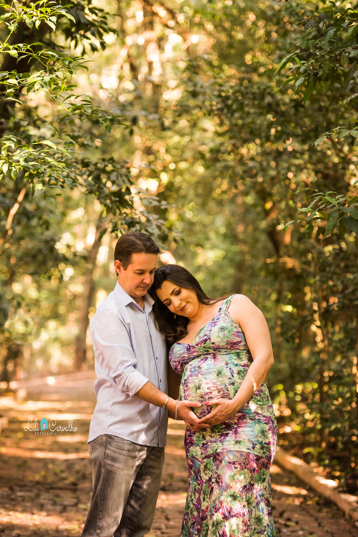 fotografia gestante no parque do Ingá, Maringá cabeça no peito do marido