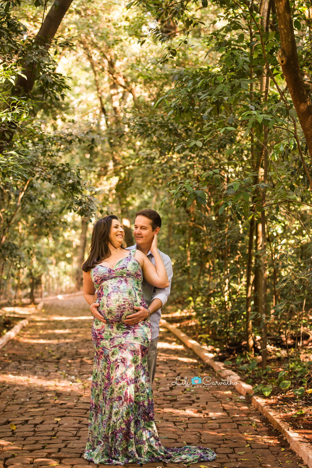 fotografia gestante no parque do Ingá, Maringá mão no rosto