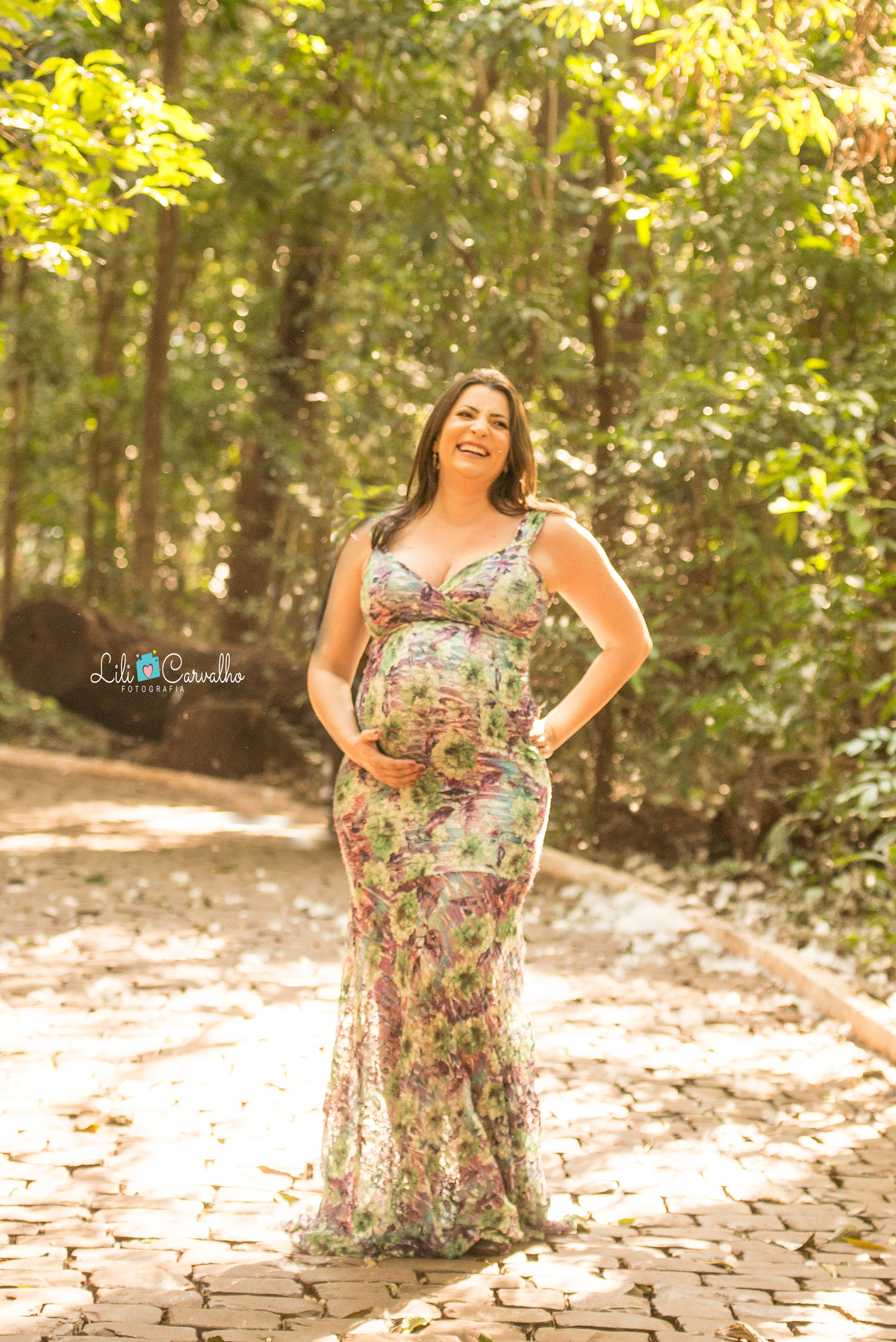 fotografia gestante no parque do Ingá, Maringá mão na barriga