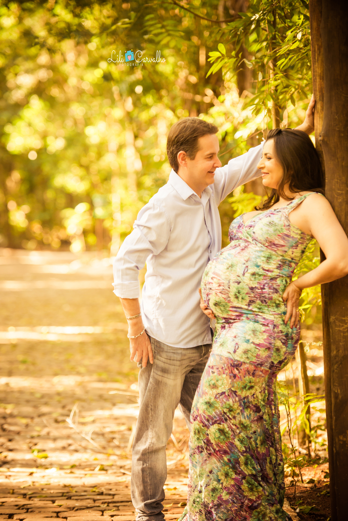 fotografia gestante no parque do Ingá, Maringá encostada na árvore