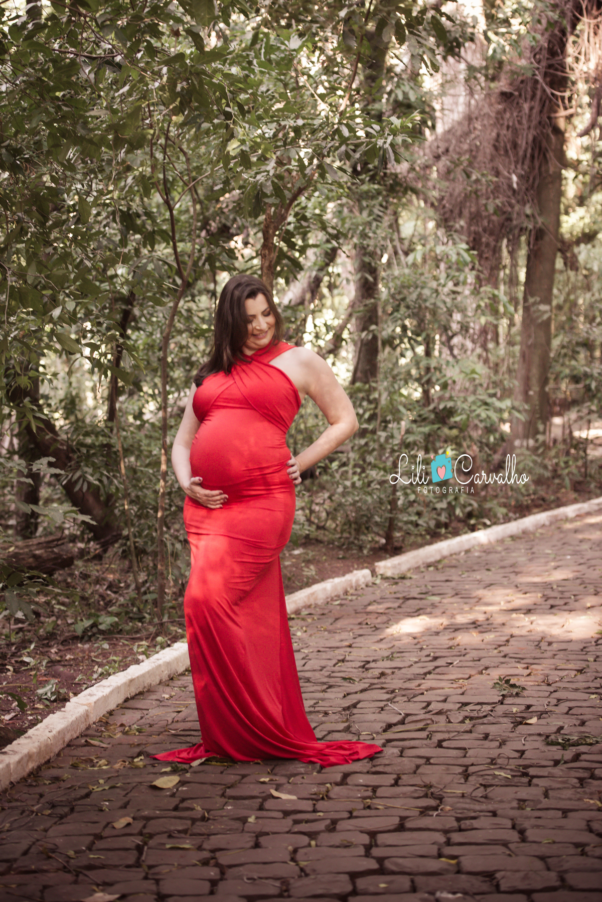 fotografia gestante no parque do Ingá, Maringá vestido vermelho, fundo escuro