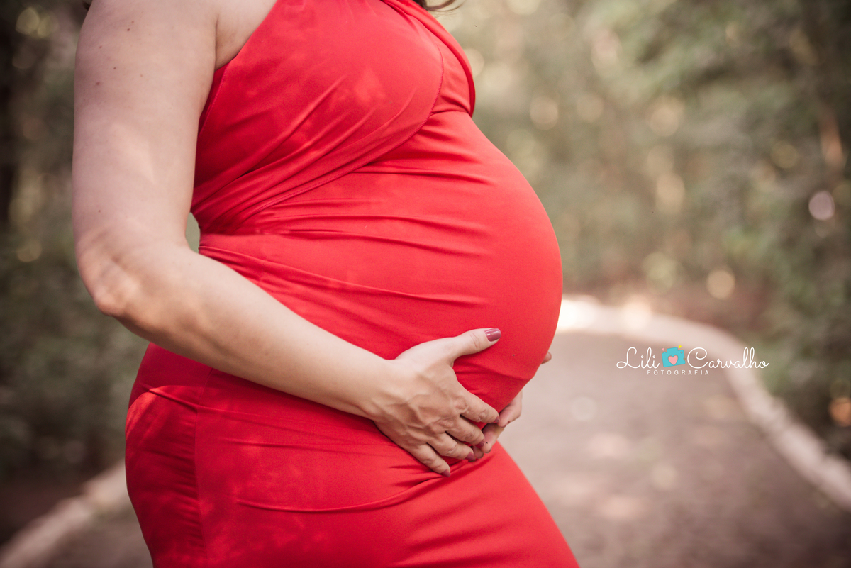 fotografia gestante no parque do Ingá, Maringá, mão na barriga