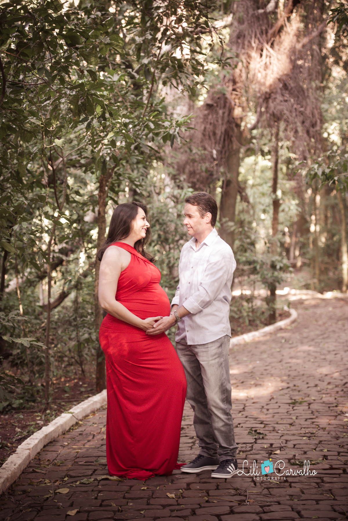 fotografia gestante no parque do Ingá, Maringá casal vestido vermelho 