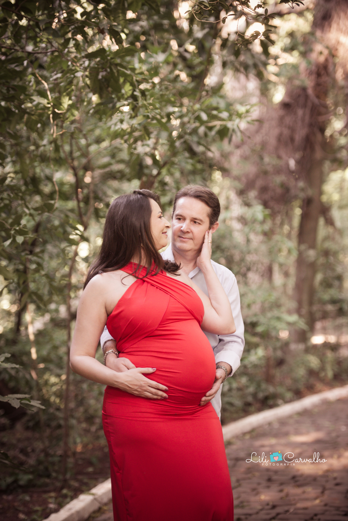 fotografia gestante no parque do Ingá, Maringá vestido vermelho mão no rosto