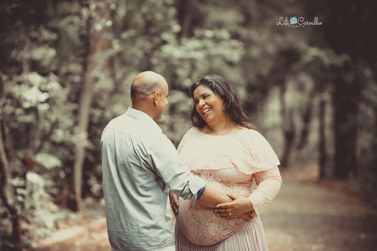 fotografia de gestante em Maringá em local externo  casal 