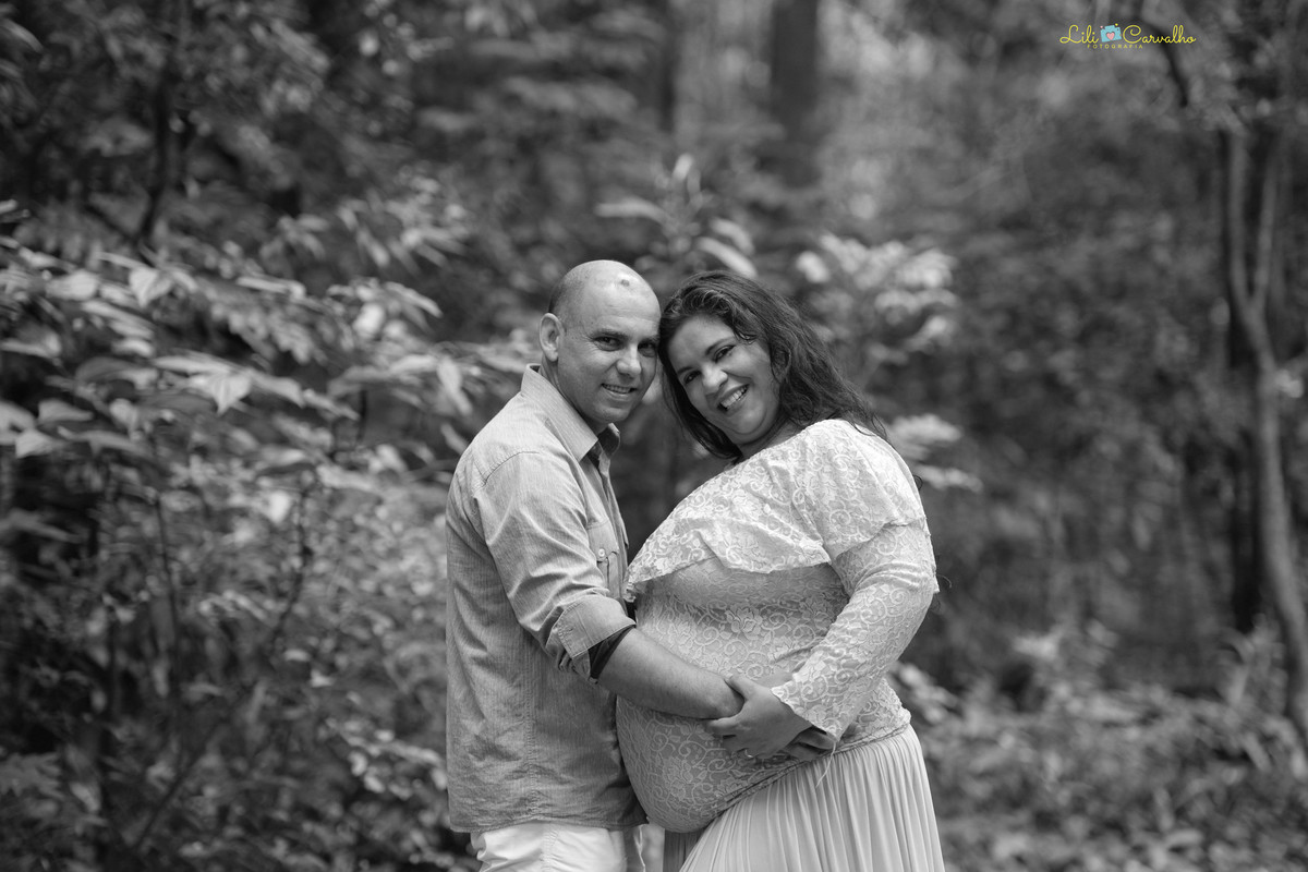 fotografia de gestante em Maringá em local externo  foto preto e branco 