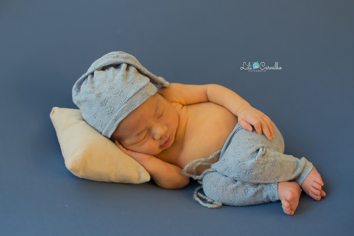 foto de bebê newborn feita no estudio fotografico em Maringá dormindo 