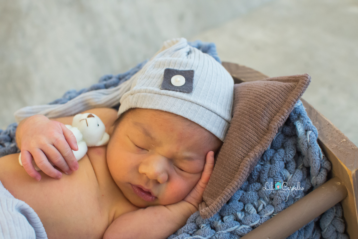 foto de bebê newborn feita no estudio fotografico em Maringá com ursinho 