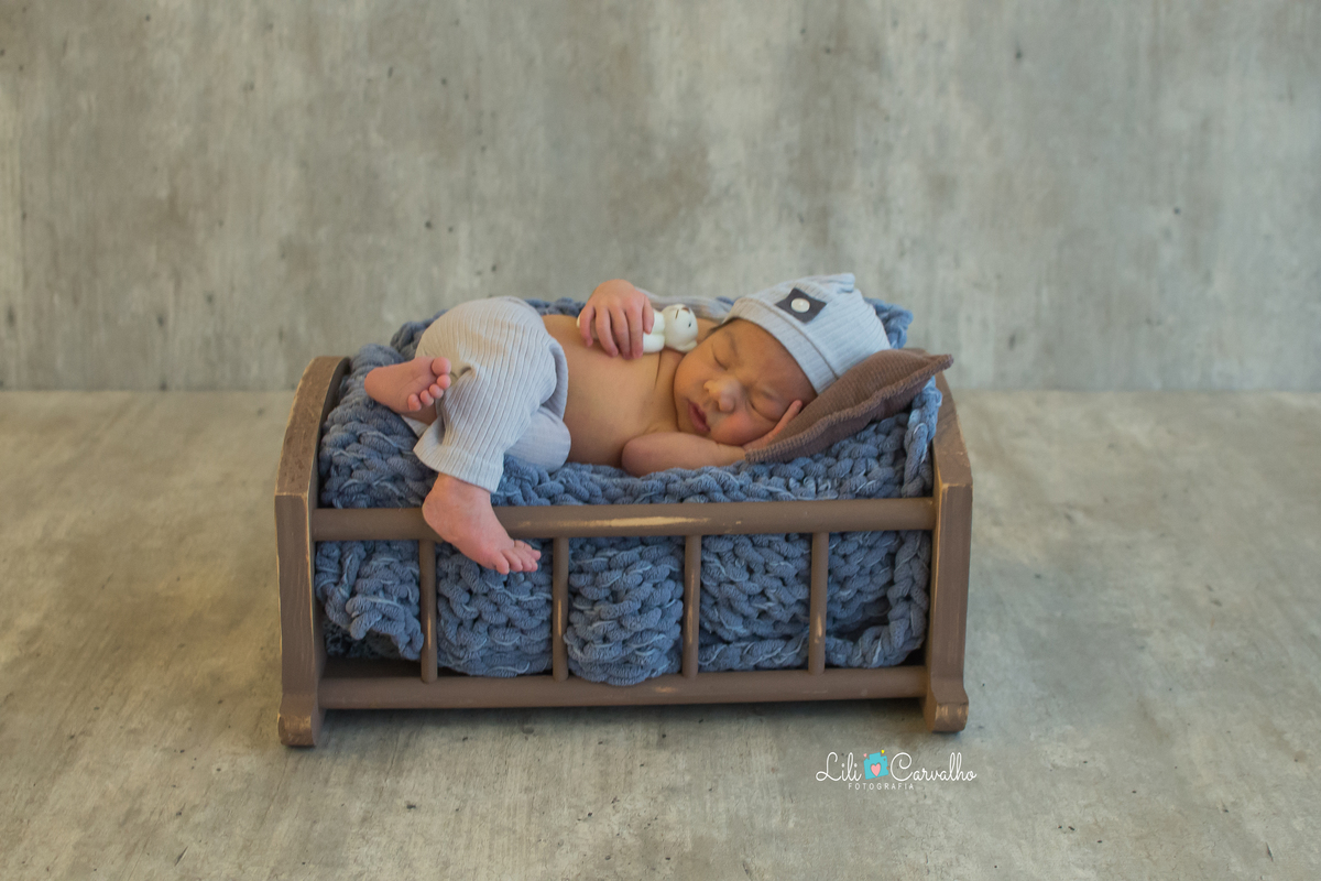 foto de bebê newborn feita no estudio fotografico em Maringá caminha com azul 