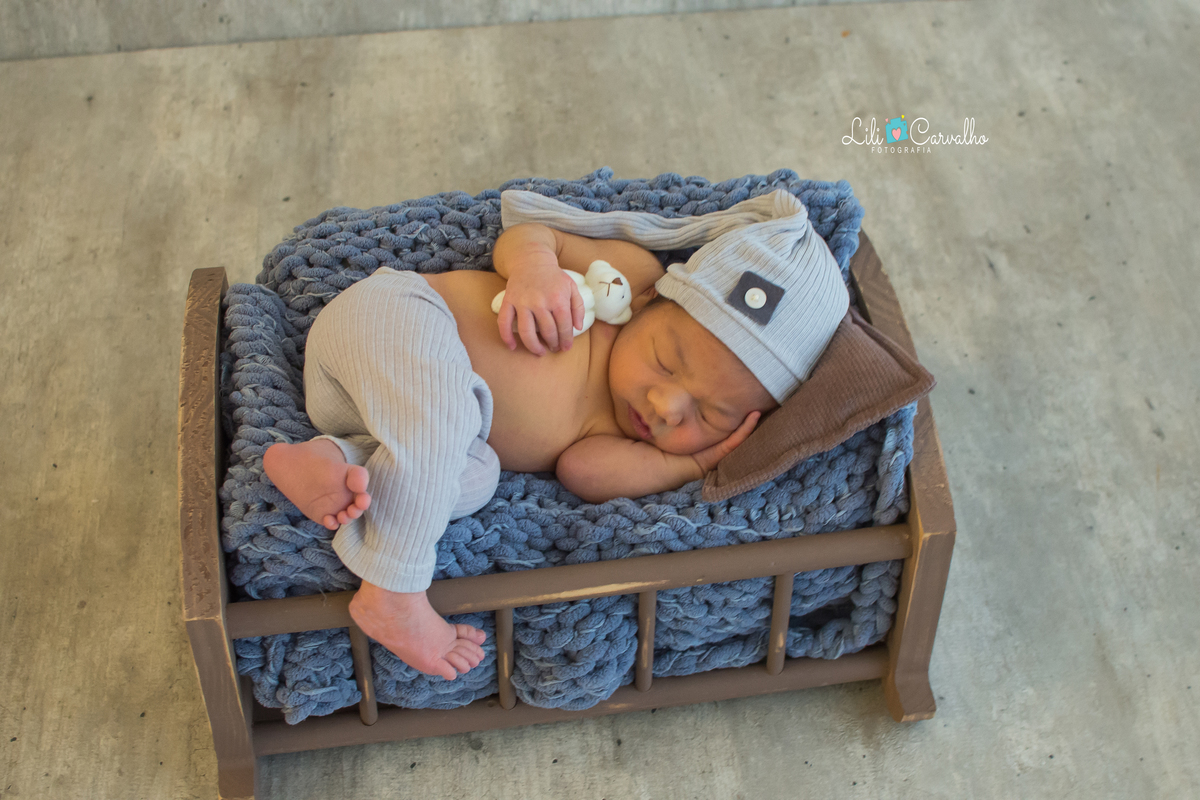foto de bebê newborn feita no estudio fotografico em Maringá de ladinho 