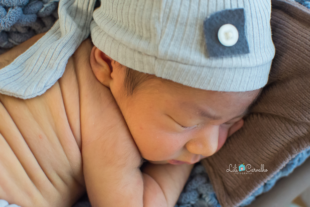 foto de bebê newborn feita no estudio fotografico em Maringá bem de pertinho 