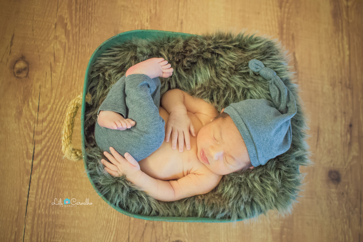 foto de bebê newborn feita no estudio fotografico em Maringá mao no peito 