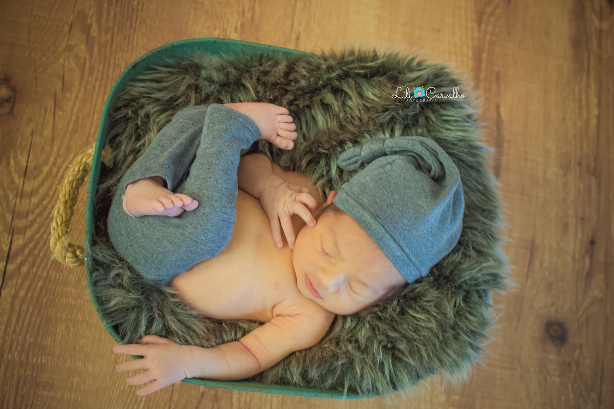 foto de bebê newborn feita no estudio fotografico em Maringá dormindo 