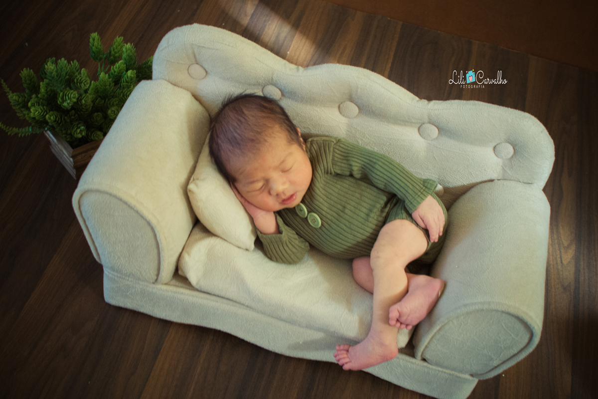 foto de bebê newborn feita no estudio fotografico em Maringá roupa verde