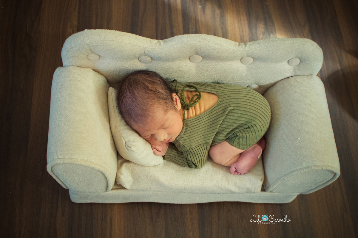 foto de bebê newborn feita no estudio fotografico em Maringá gordurinha no sofa 