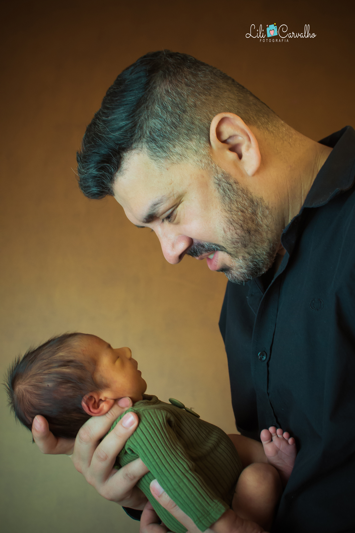 foto de bebê newborn feita no estudio fotografico em Maringá com papai