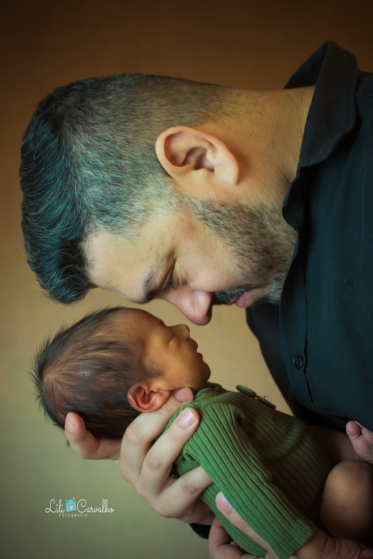 foto de bebê newborn feita no estudio fotografico em Maringá bem de pertinho com papai