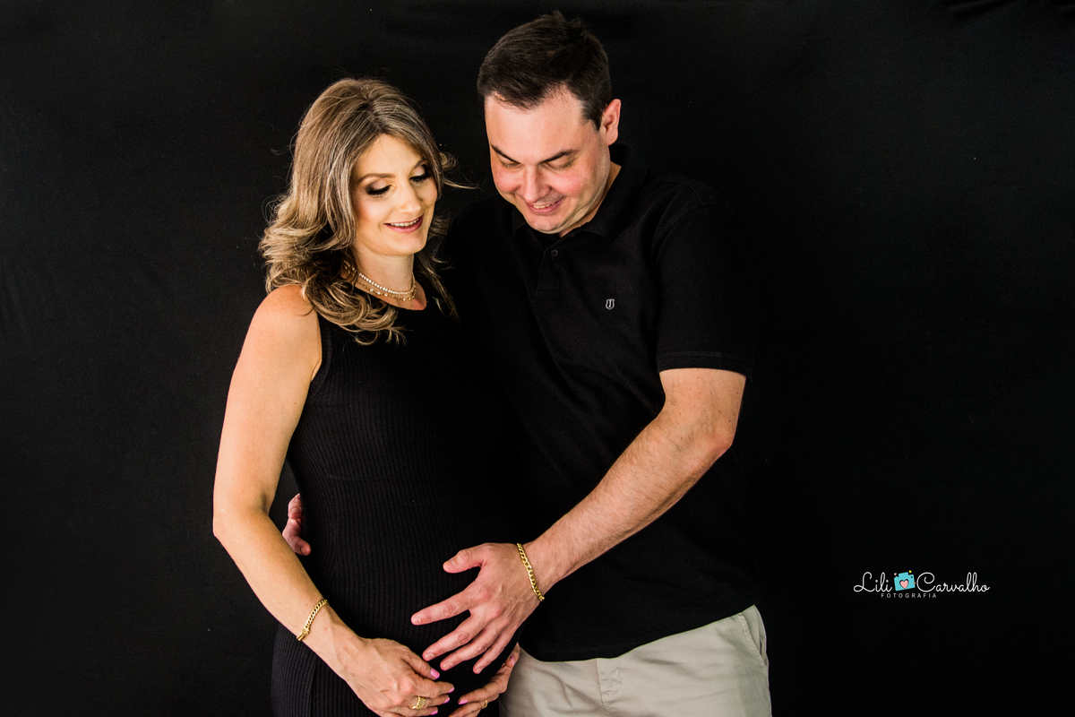 fotografia de gestante no estudio em Maringá  mão na barriga 