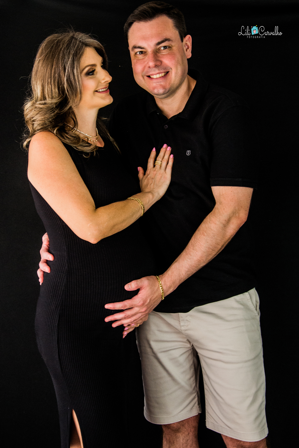 fotografia de gestante no estudio em Maringá  mão no peito 