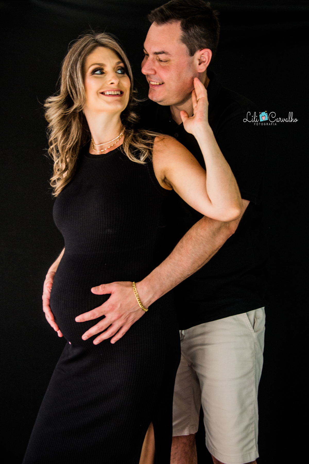 fotografia de gestante no estudio em Maringá  mão no rosto 