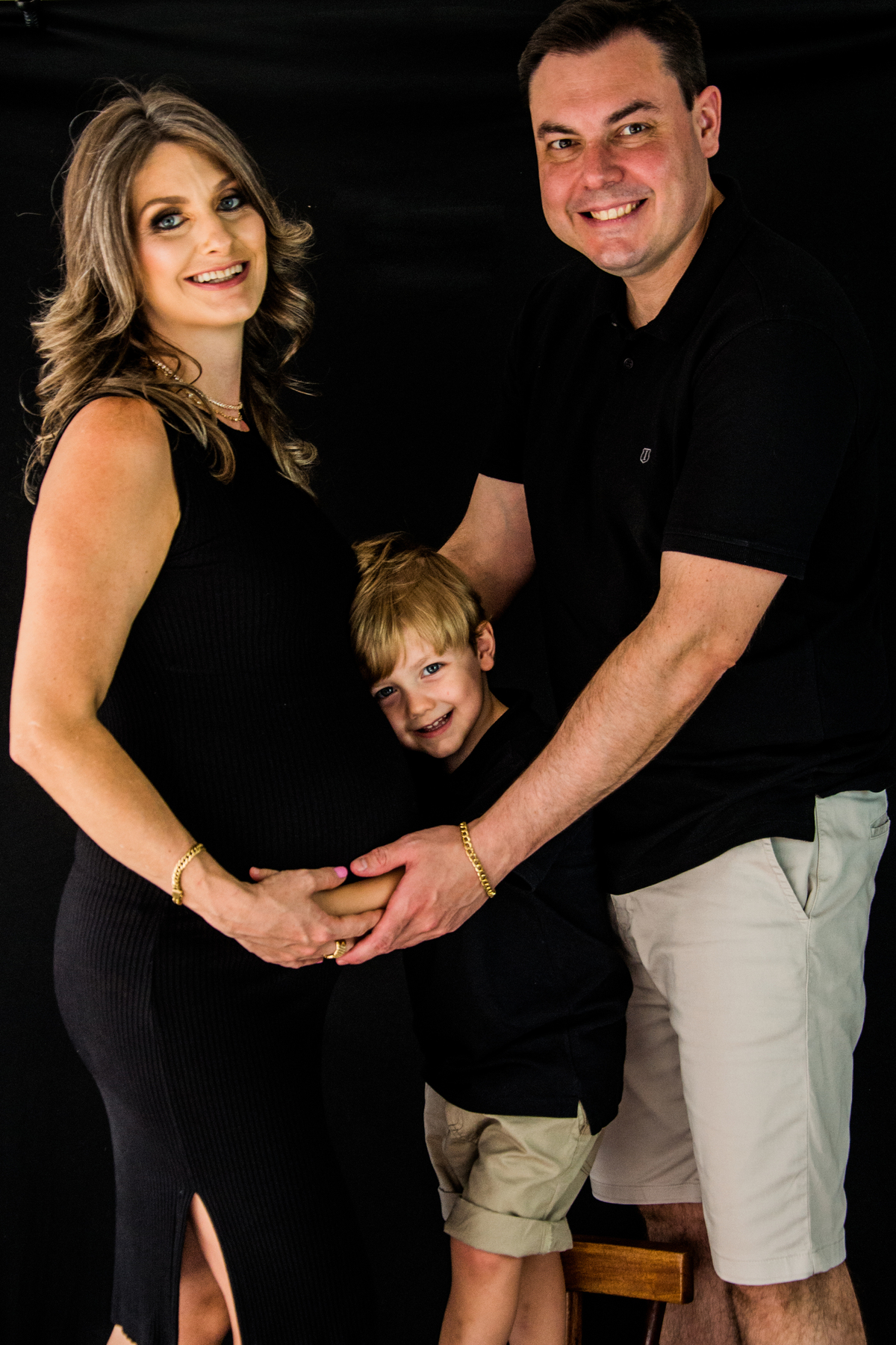 fotografia de gestante no estudio em Maringá  filho sorrindo 