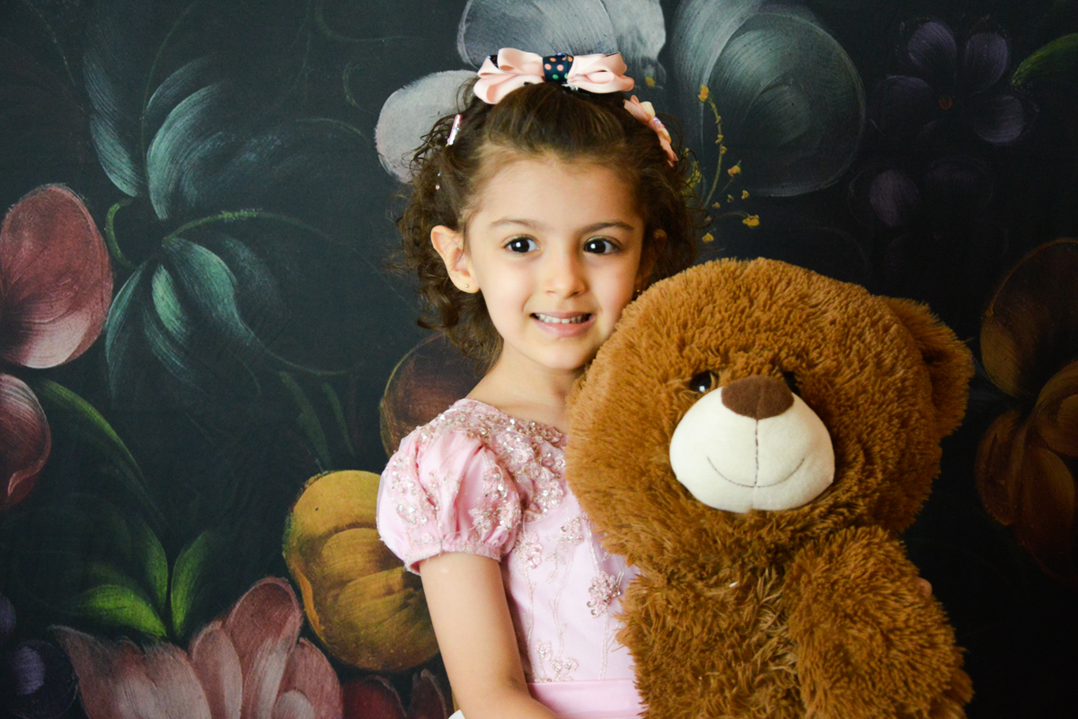 Fotografia de menina feita no estúdio em Maringá  ursinho 