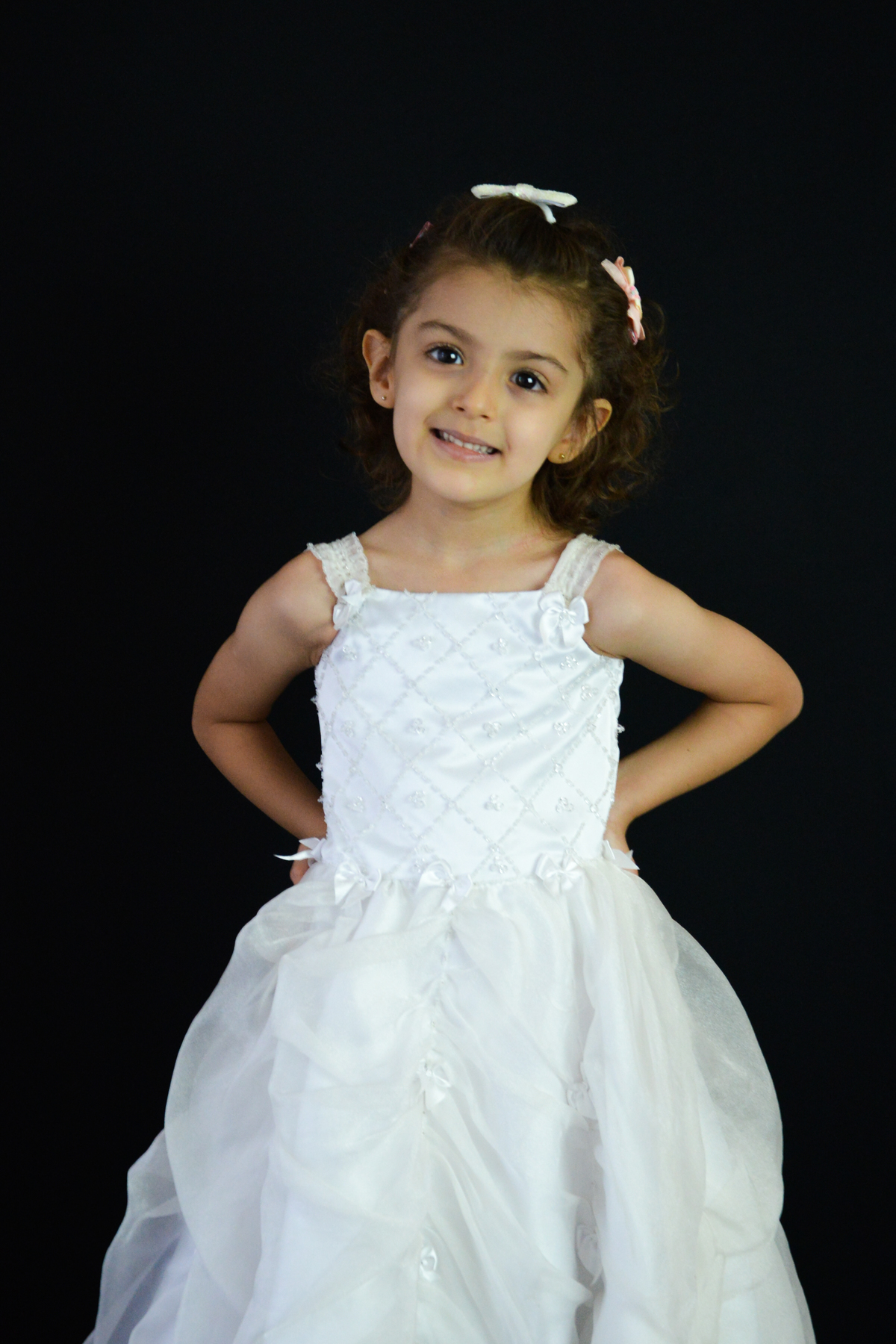 Fotografia de menina feita no estúdio em Maringá  vestido branco