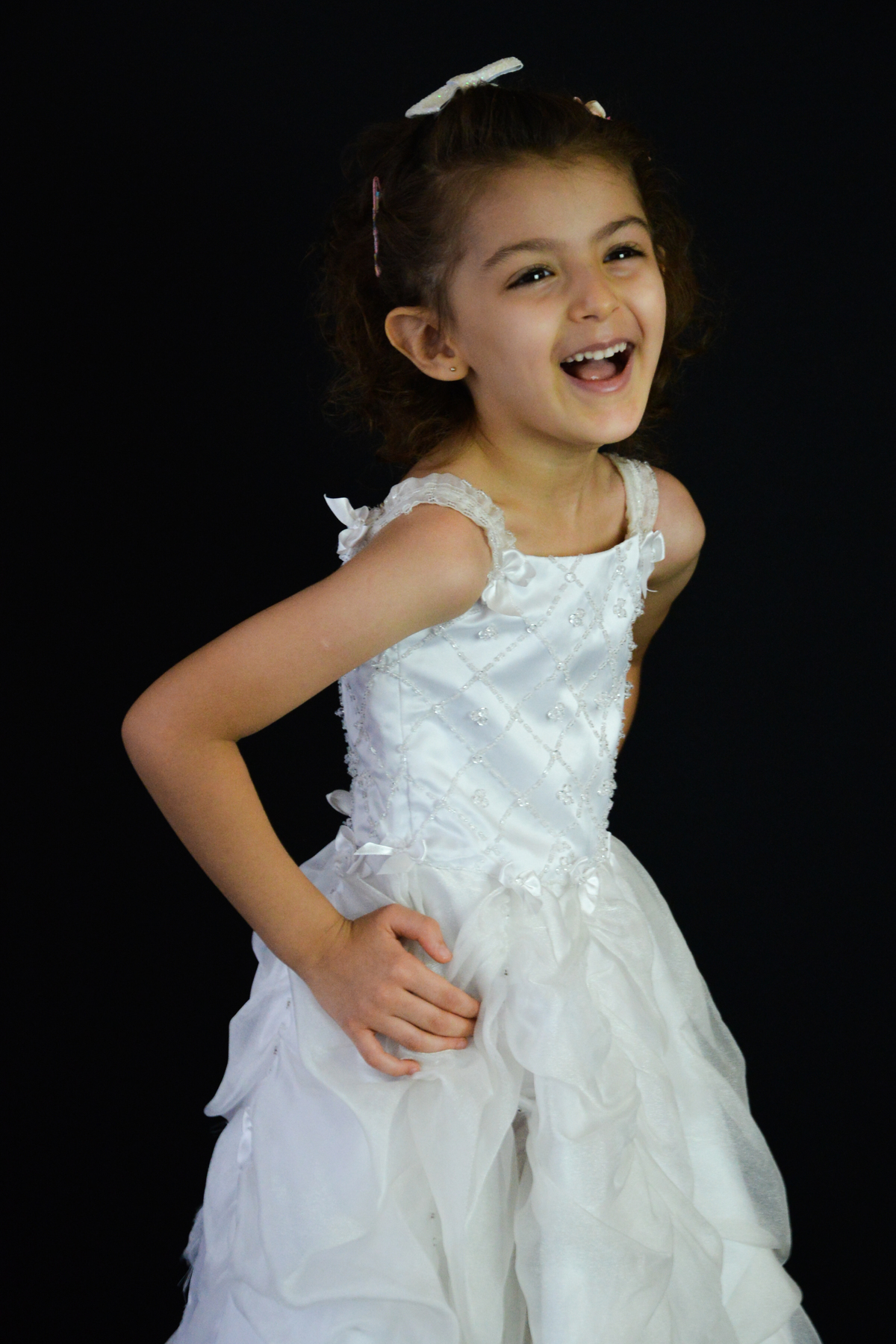 Fotografia de menina feita no estúdio em Maringá  sorrisos 