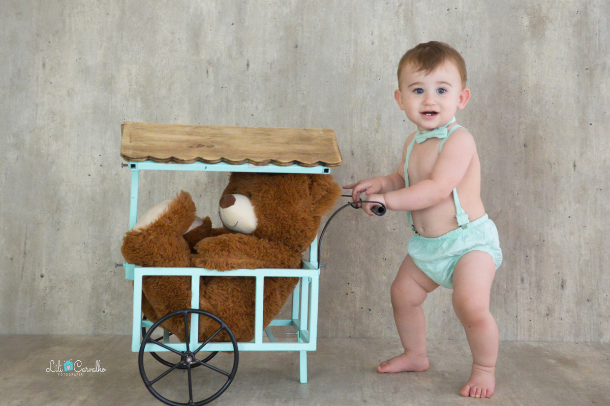 ensaio fotografico de menino em maringa em pé 