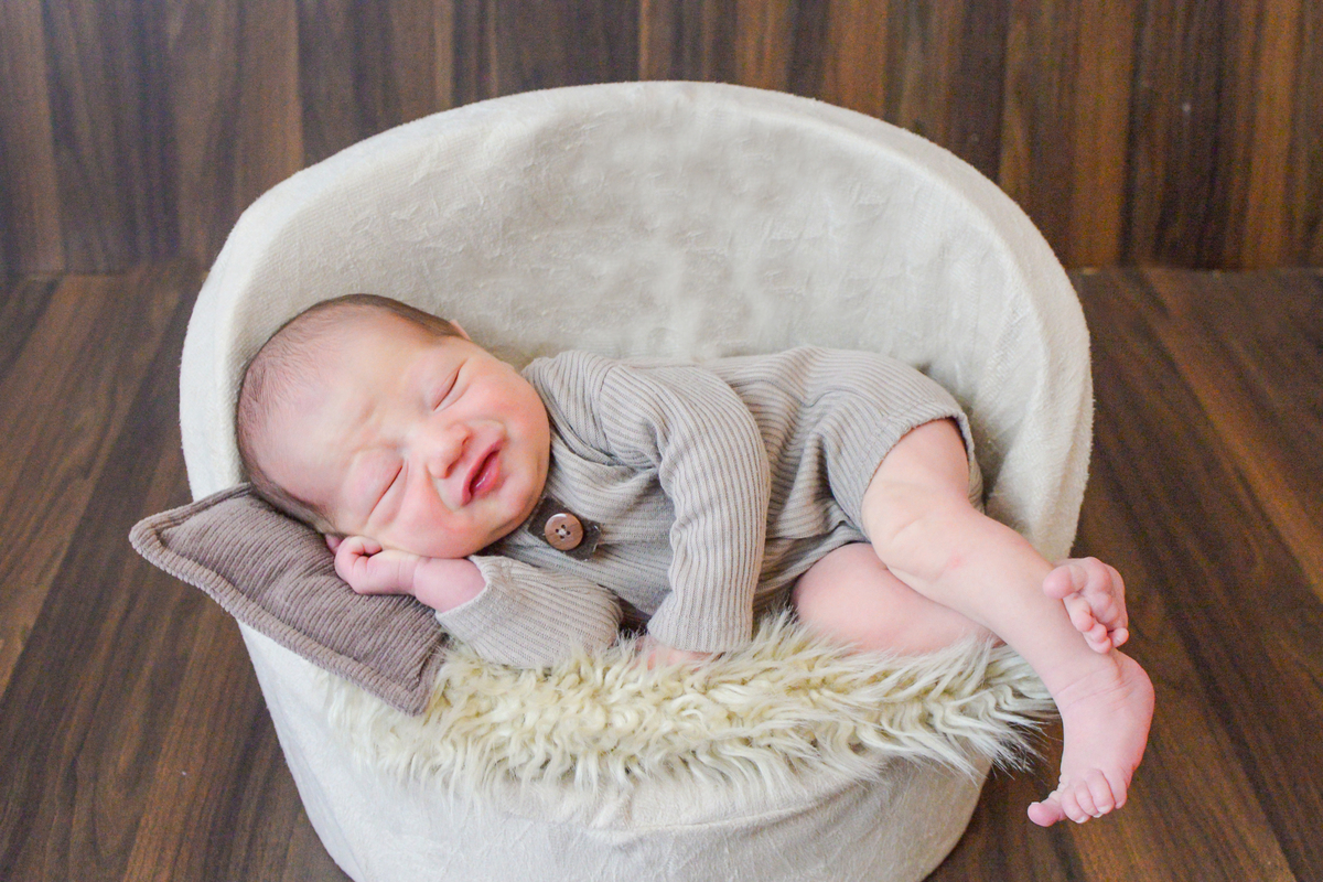 fotografia newborn no estudio no cidade Maringa, deitado 