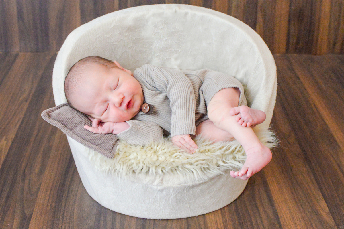 fotografia newborn no estudio no cidade Maringa, 