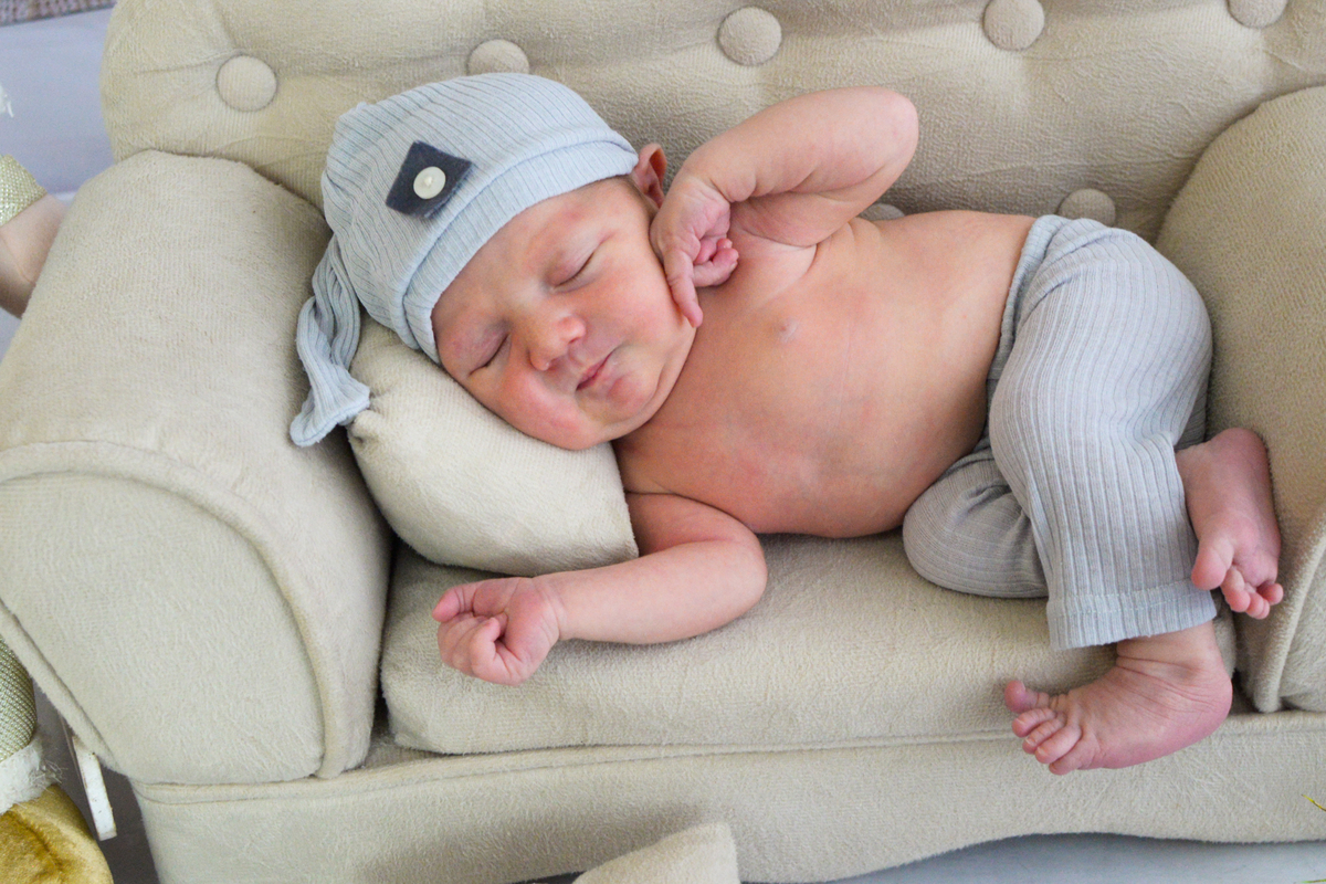 fotografia newborn no estudio no cidade Maringa mao no rosto