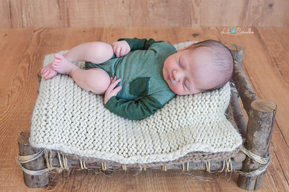 fotografia newborn no estudio no cidade Maringa, roupa verde