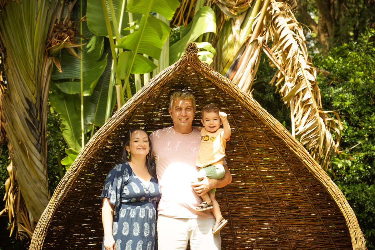 fotografia de familia no Eden Garden em Maringá  mae, pai e filho 