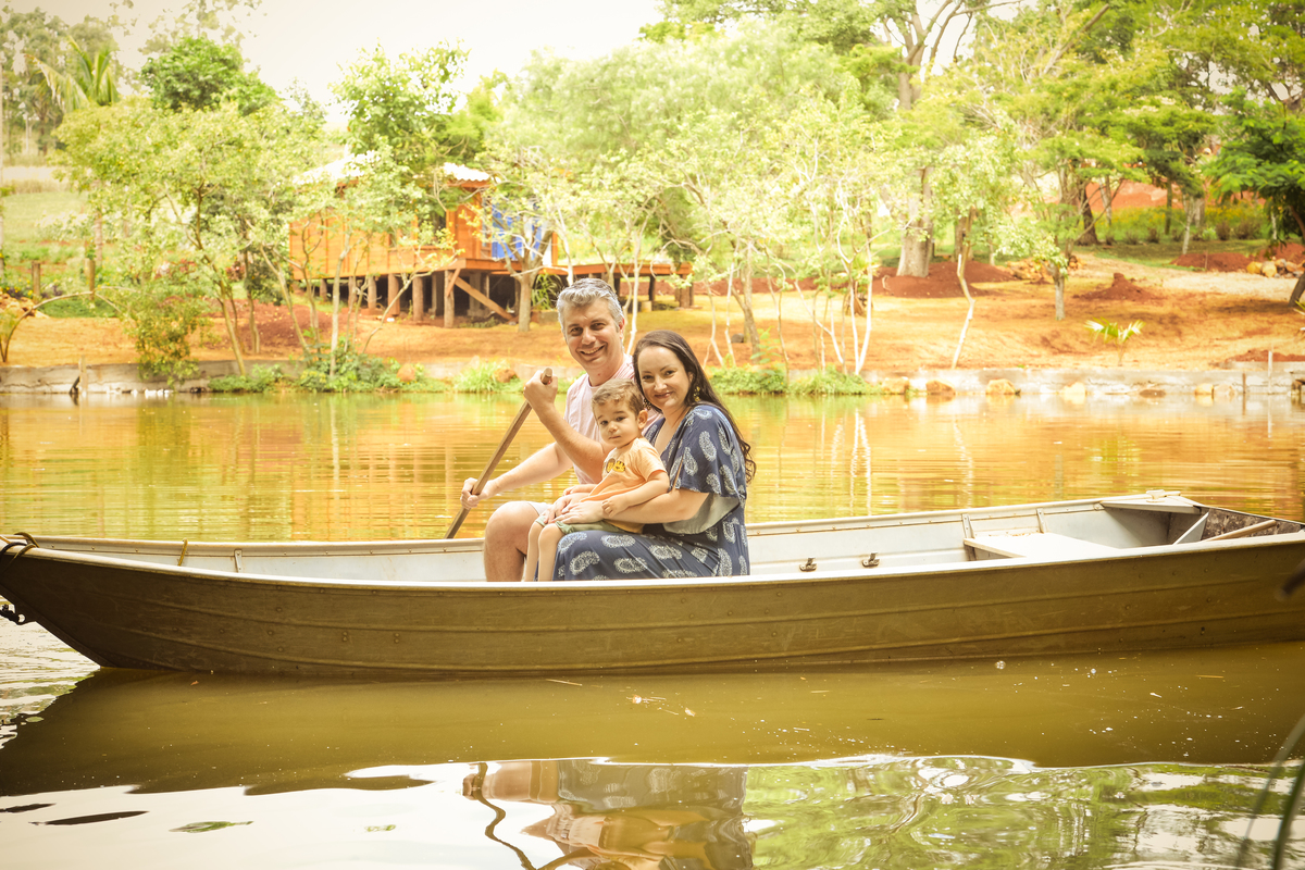 fotografia de familia no Eden Garden em Maringá  familia no lago 
