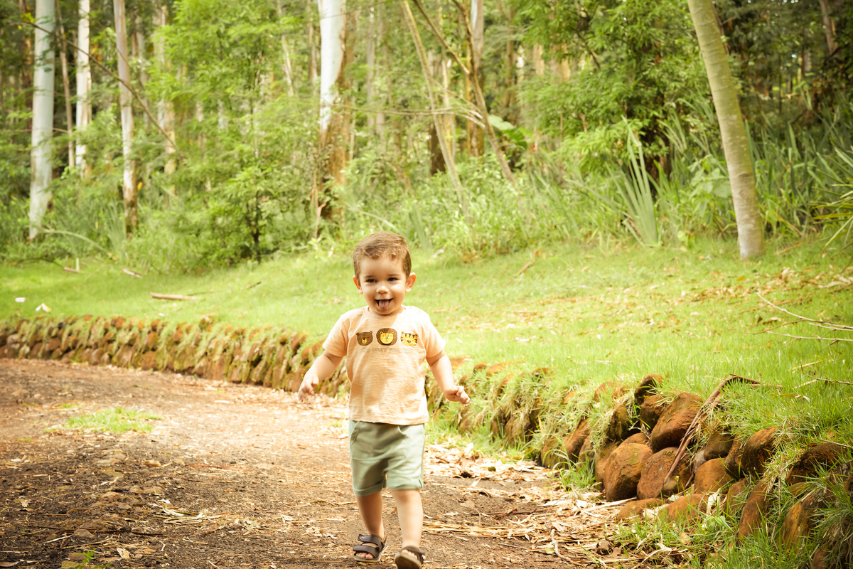  fotografia de familia no Eden Garden em Maringá  correndo 