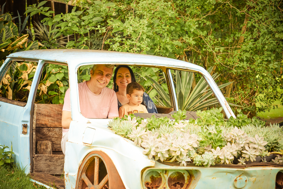 fotografia de familia no Eden Garden em Maringá  no carro antigo 
