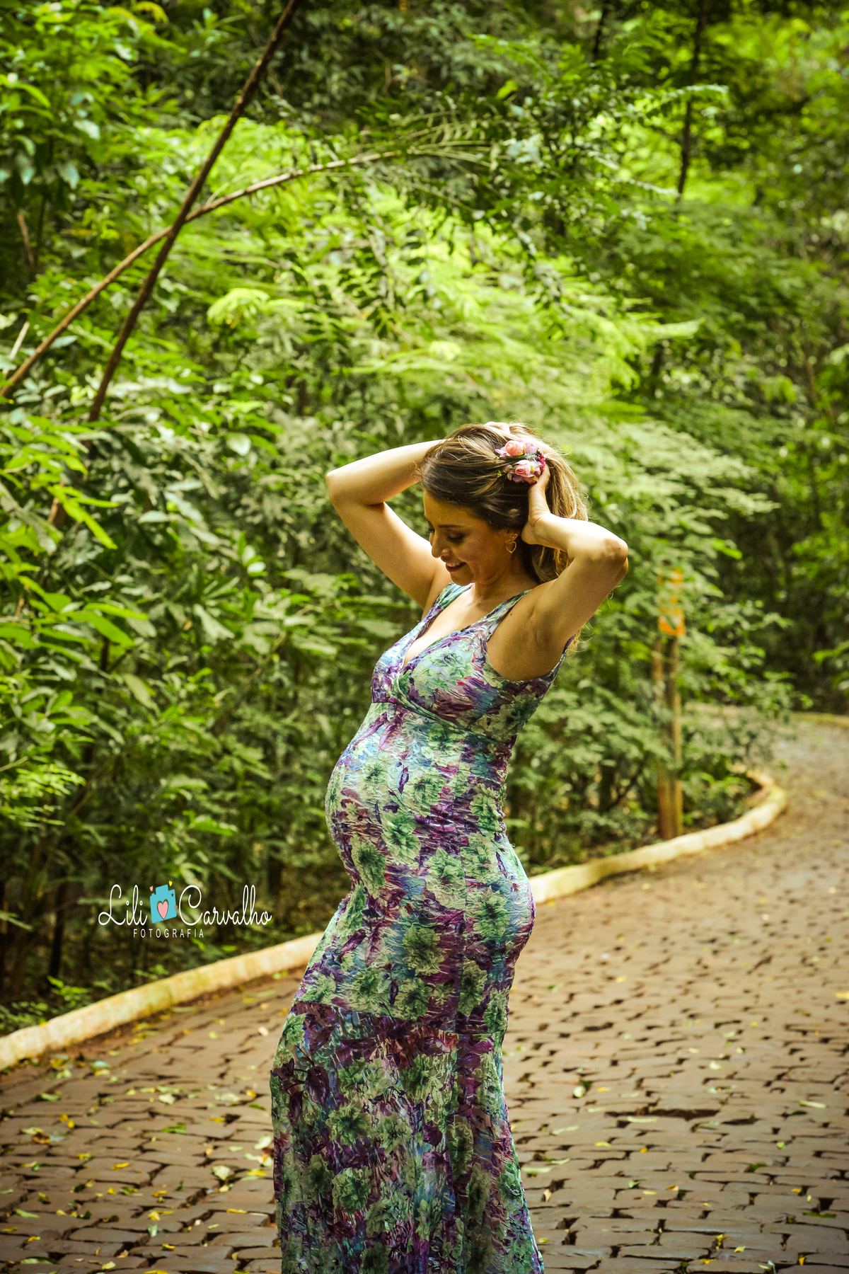 ensaio fotografico de gestante  em Maringá,  mão na cabeça 