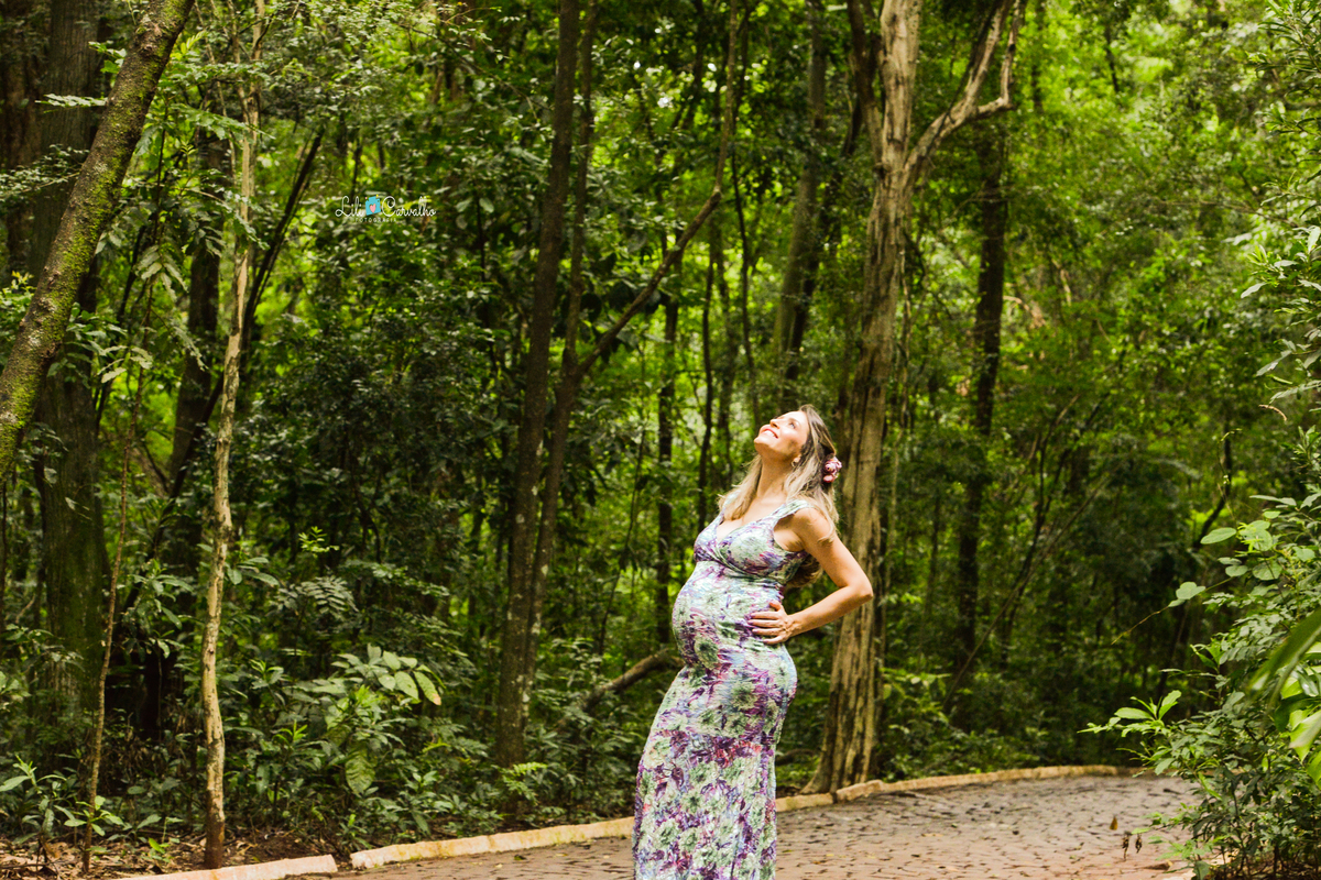 ensaio fotografico de gestante  em Maringá,  olhando para cima 